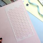 mascara de estarcido o stencil panal colección PELELE Alúa Cid scrapbooking La esquinita del scrap México