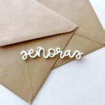 adorno de metacrilato blanco palabra Señoras colección La Sra Lola Alúa Cid scrapbooking la esquinita del scrap México