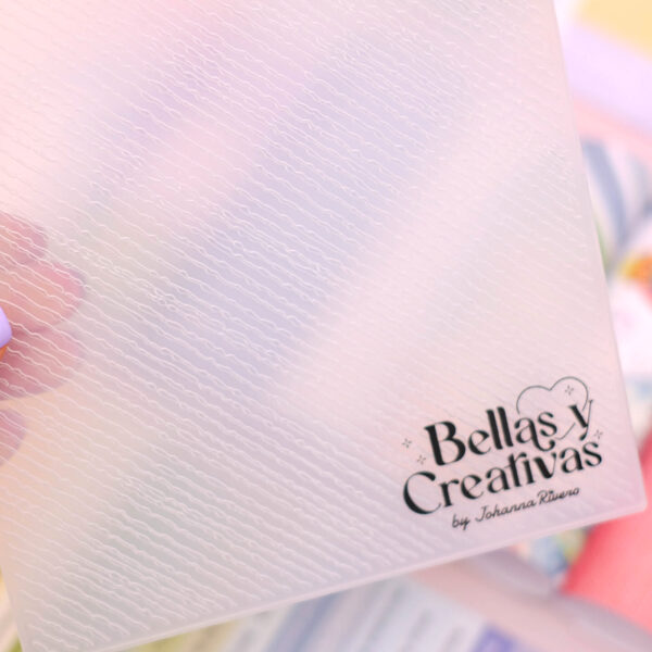 carpeta de embossing colección Rainbow Johanna Rivero Bellas y Creativas La esquinita del scrap México 2