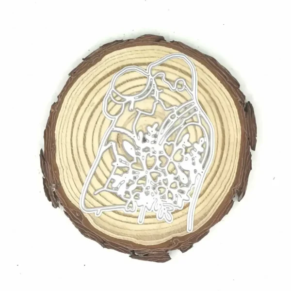 Troquel pareja abrazada con flores; 57 × 87 mm; suaje romántico para invitaciones de boda y tarjetería; compatible con Big Shot