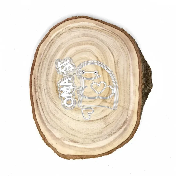 Troquel muñeco “Te amo” doble capa; tamaño del muñeco 65 × 80 mm; incluye texto TE AMO y corazones; suaje para scrapbooking y tarjetería; compatible con Big Shot