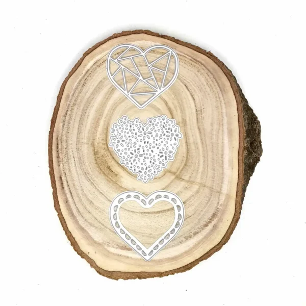 Troquel set de corazones decorados mod. 2; cada corazón 68 × 60 mm (facetado geométrico, encaje de puntitos y marco con gotitas); suajes para scrapbooking y tarjetería; compatible con Big Shot