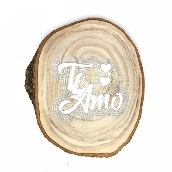 Troquel texto Te Amo con 3 corazones y doble capa; tamaño 115×100 mm; ideal para tarjetas románticas y San Valentín; compatible con Big Shot