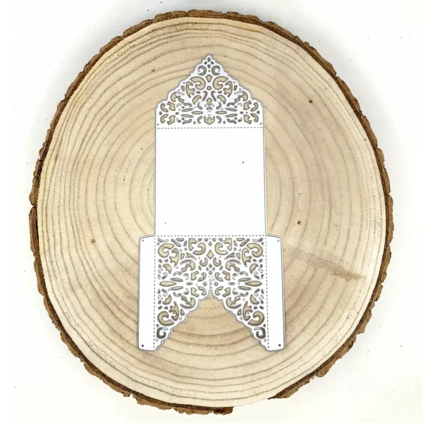 Troquel sobre cuadrado calado con ornamentos; pieza 97x195 mm; crea sobre con solapas decoradas para invitaciones; compatible con Big Shot